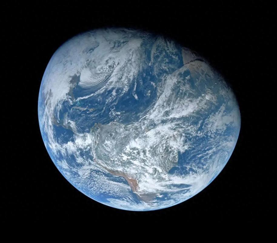 地球悬浮在太空中，没有任何支撑，为什么不会“掉”下去？